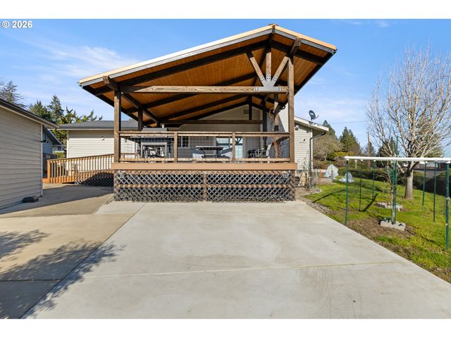 2025 Nw DELRIDGE Ave, Roseburg, OR 97471