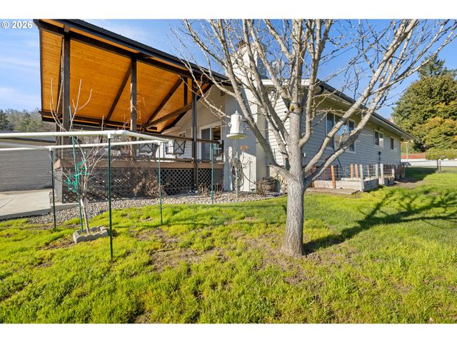 2025 Nw DELRIDGE Ave, Roseburg, OR 97471