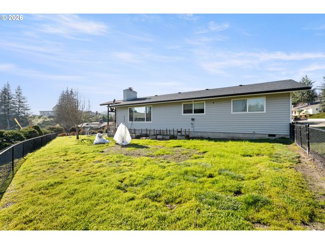 2025 Nw DELRIDGE Ave, Roseburg, OR 97471