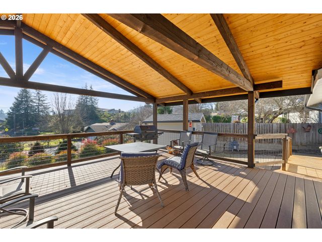 2025 Nw DELRIDGE Ave, Roseburg, OR 97471