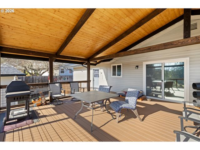 2025 Nw DELRIDGE Ave, Roseburg, OR 97471