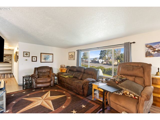 2025 Nw DELRIDGE Ave, Roseburg, OR 97471