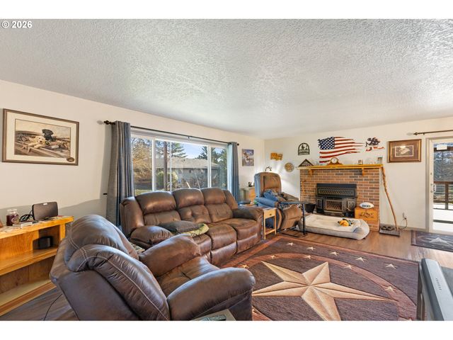 2025 Nw DELRIDGE Ave, Roseburg, OR 97471