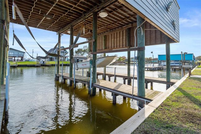 2071 County Road 291, Bay City, TX 77414