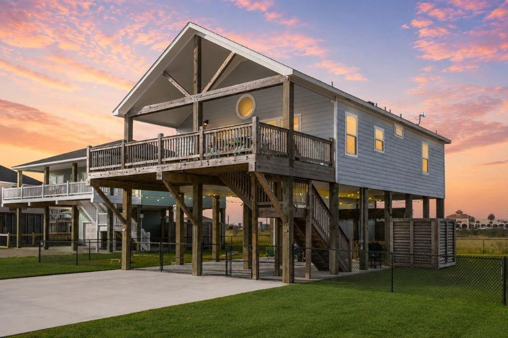 2285 E Lobster Street, Crystal Beach, TX 77650