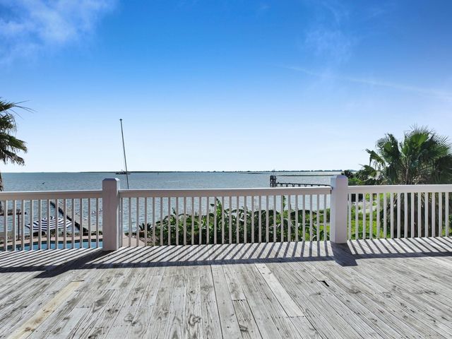 1300 Yacht Basin, Gilchrist, TX 77617