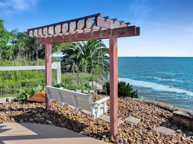 1300 Yacht Basin, Gilchrist, TX 77617