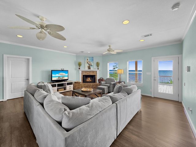 1300 Yacht Basin, Gilchrist, TX 77617