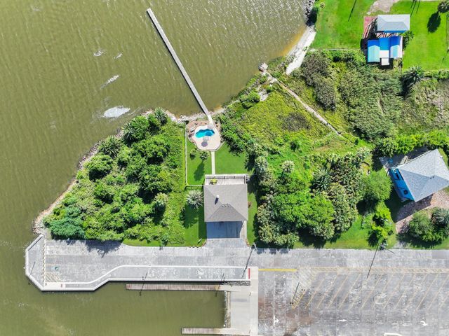 1300 Yacht Basin, Gilchrist, TX 77617