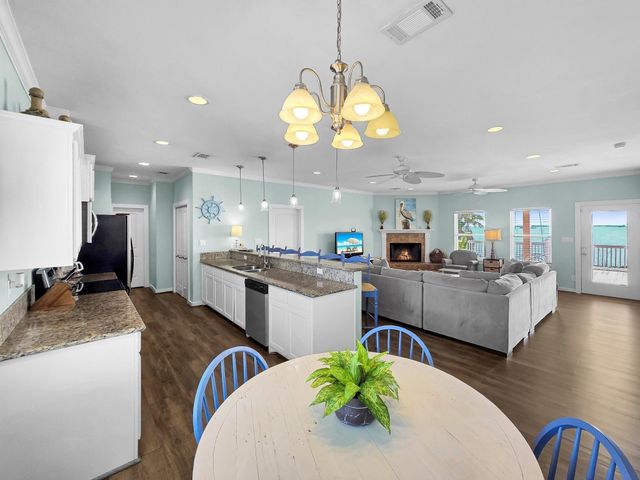 1300 Yacht Basin, Gilchrist, TX 77617