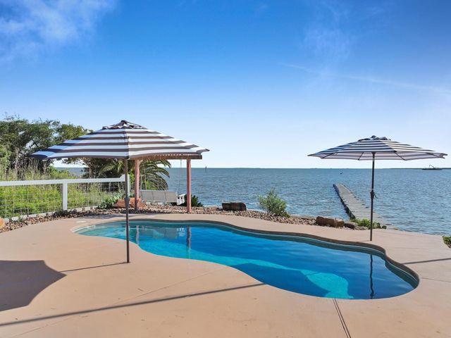 1300 Yacht Basin, Gilchrist, TX 77617