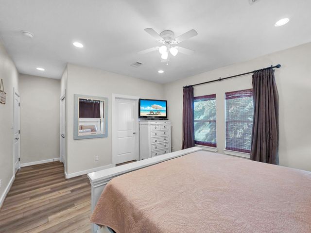 1300 Yacht Basin, Gilchrist, TX 77617