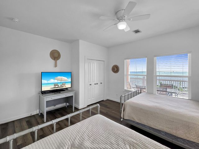 1300 Yacht Basin, Gilchrist, TX 77617