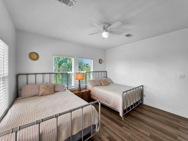 1300 Yacht Basin, Gilchrist, TX 77617