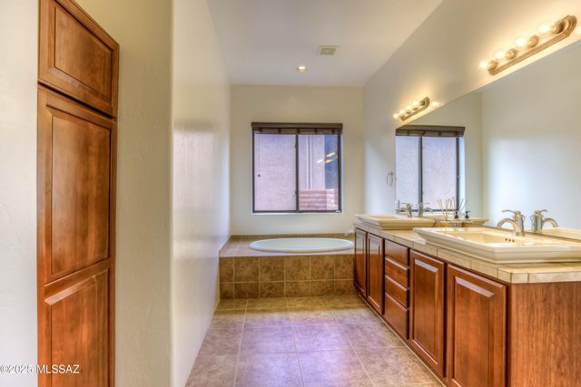 11451 N Moon Ranch Place, Marana, AZ 85658