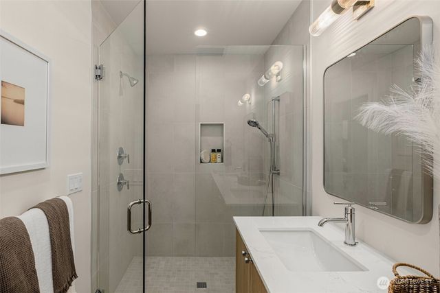 2103 SW Genesee Street, Seattle, WA 98106