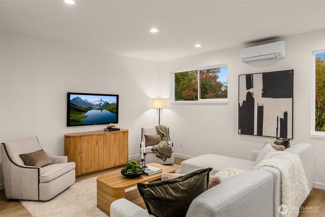 2103 SW Genesee Street, Seattle, WA 98106