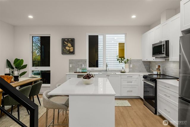 2103 SW Genesee Street, Seattle, WA 98106