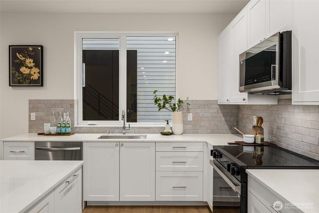 2103 SW Genesee Street, Seattle, WA 98106