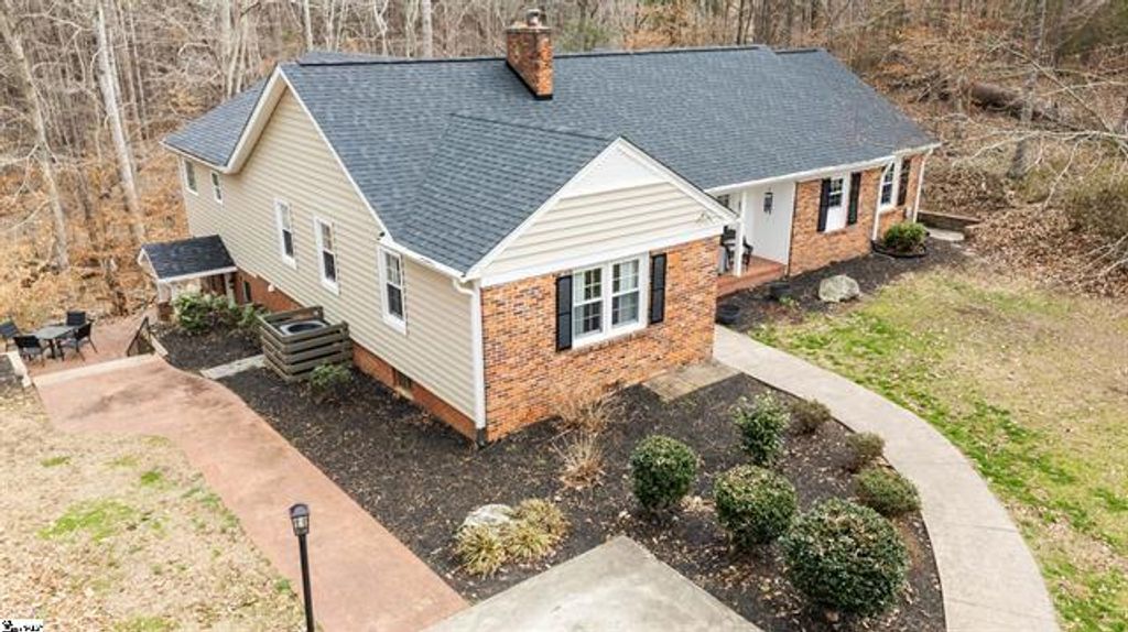 5754 Hwy 20, Donalds, SC 29638