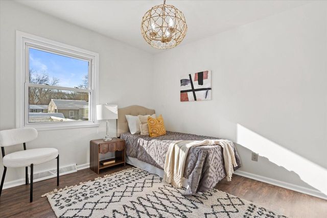 711 E Harvard STREET, Oconomowoc, WI 53066