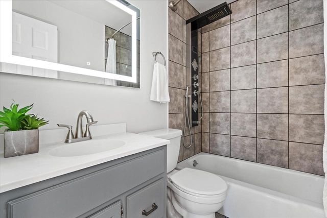 711 E Harvard STREET, Oconomowoc, WI 53066