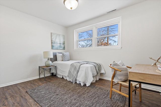 711 E Harvard STREET, Oconomowoc, WI 53066