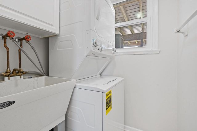 711 E Harvard STREET, Oconomowoc, WI 53066