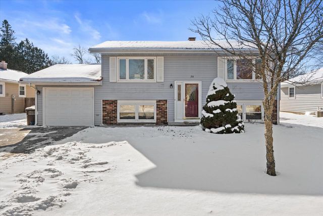 711 E Harvard STREET, Oconomowoc, WI 53066