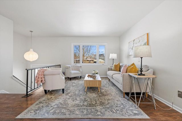 711 E Harvard STREET, Oconomowoc, WI 53066