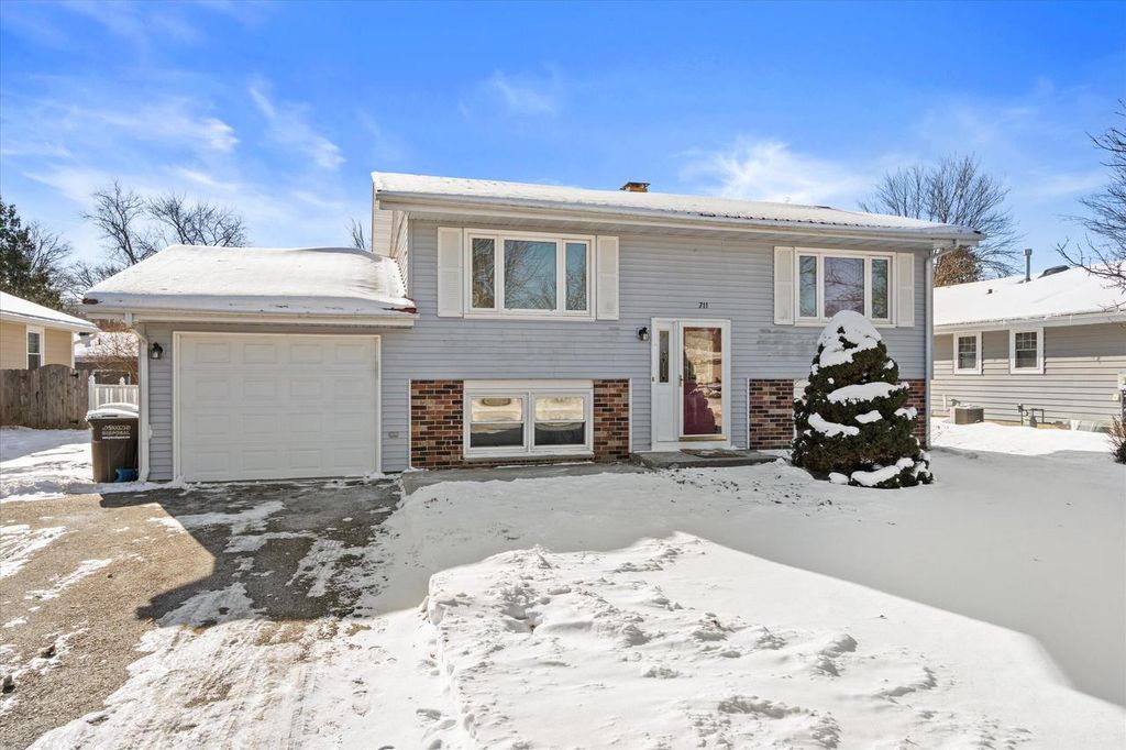 711 E Harvard STREET, Oconomowoc, WI 53066