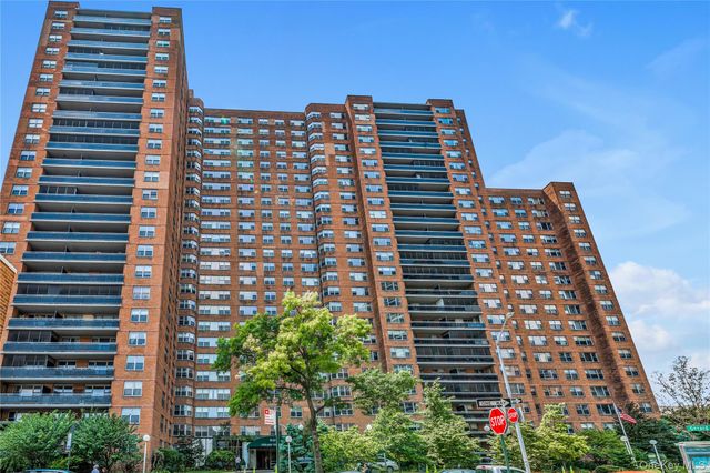 70-25 Yellowstone Boulevard 2 N, Forest Hills, NY 11375