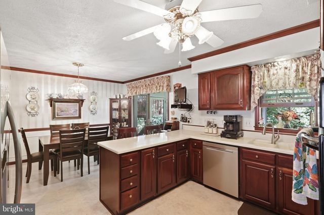 24 SYDNEY CIR, Harpers Ferry, WV 25425