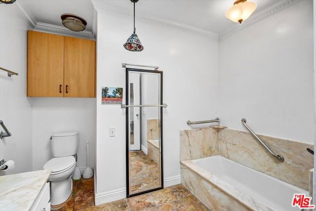 910 S Holt Avenue 305, Los Angeles, CA 90035