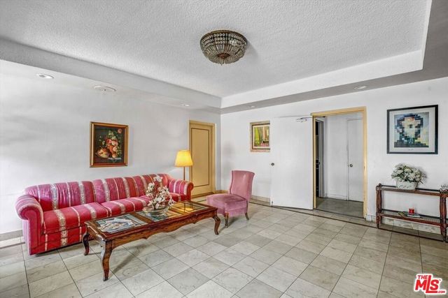 910 S Holt Avenue 305, Los Angeles, CA 90035