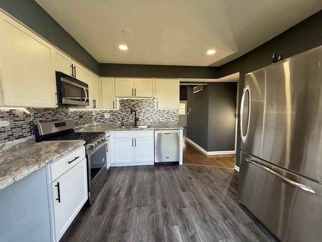 1317 Seabury Circle, Carol Stream, IL 60188