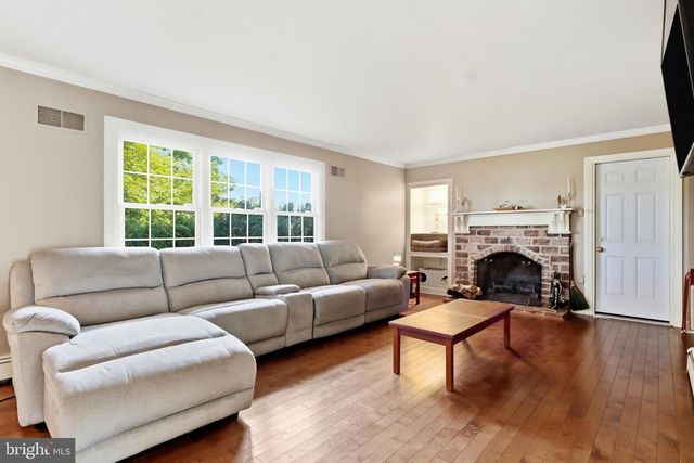 200 S 8TH ST, Mount Wolf, PA 17347