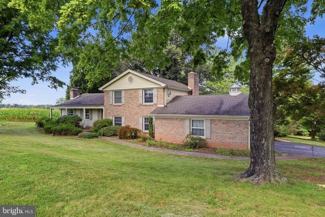 200 S 8TH ST, Mount Wolf, PA 17347