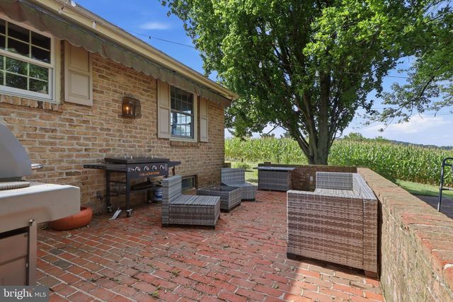200 S 8TH ST, Mount Wolf, PA 17347