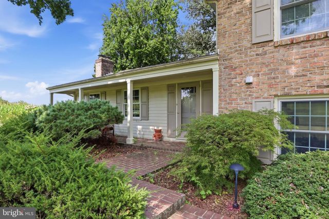 200 S 8TH ST, Mount Wolf, PA 17347