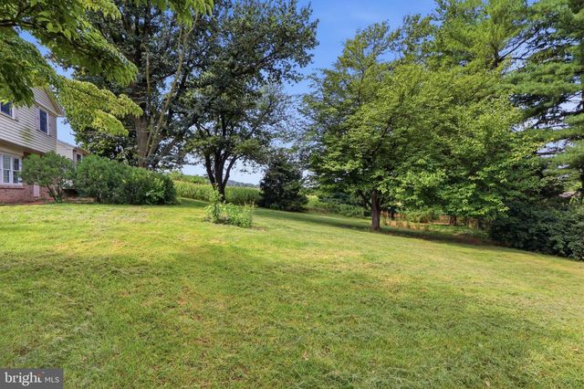 200 S 8TH ST, Mount Wolf, PA 17347