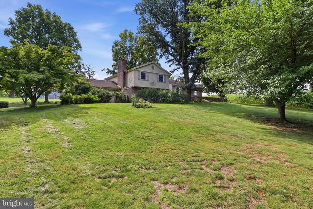 200 S 8TH ST, Mount Wolf, PA 17347
