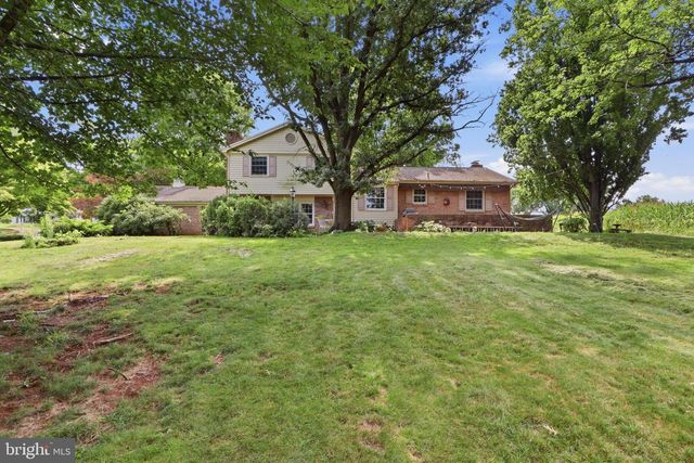 200 S 8TH ST, Mount Wolf, PA 17347