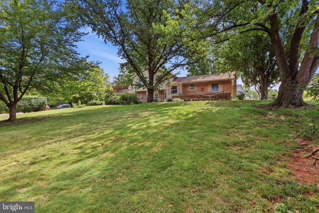 200 S 8TH ST, Mount Wolf, PA 17347
