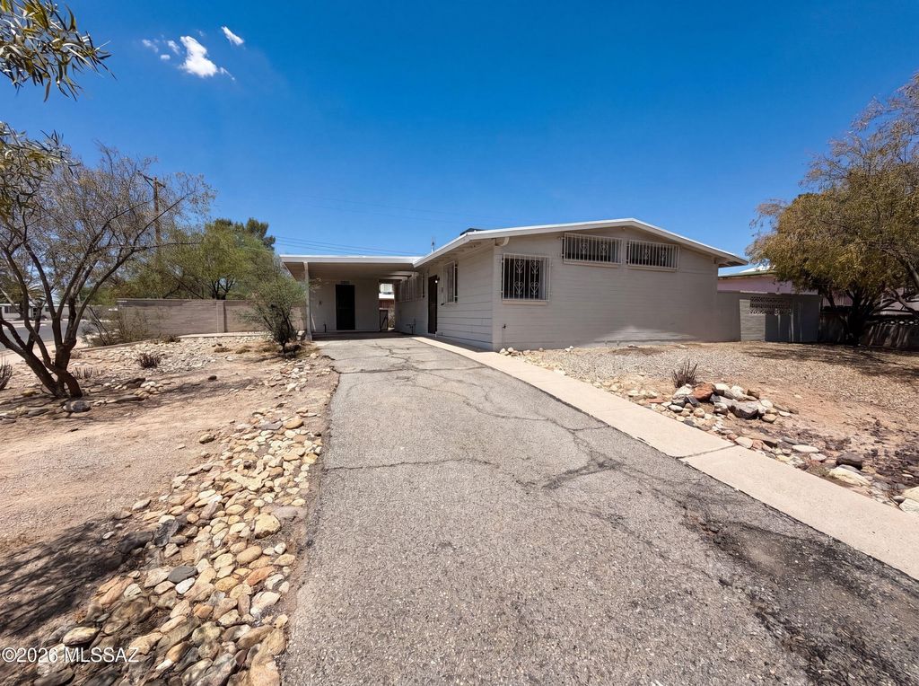 2901 N Cloverland Avenue, Tucson, AZ 85712