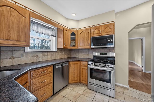 3 Woodmere Avenue, Glenwood Landing, NY 11547