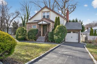 3 Woodmere Avenue, Glenwood Landing, NY 11547