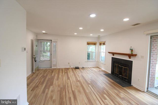 3150-E ANCHORWAY CT, Falls Church, VA 22042