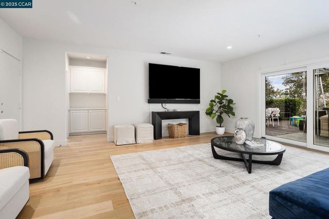 2199 Hidden Pond Rd, Lafayette, CA 94549