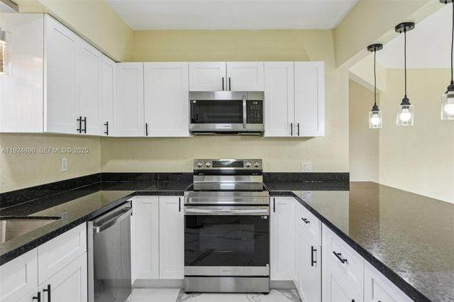 140 NE 161st St, Miami, FL 33162